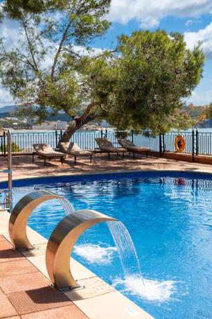 Imagen de la piscina del Hotel Cala Fornells. Foto 17