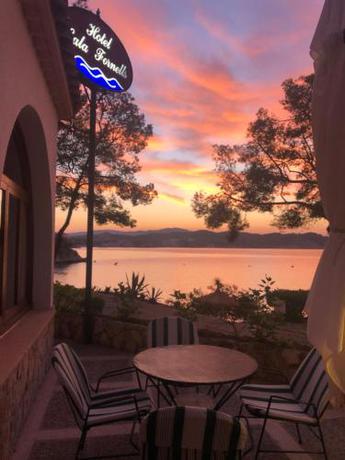 Imagen de los exteriores del Hotel Cala Fornells. Foto 14