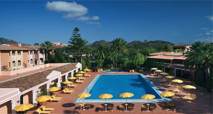 Imagen de la piscina del Hotel Cala Ginepro Resort. Foto 9