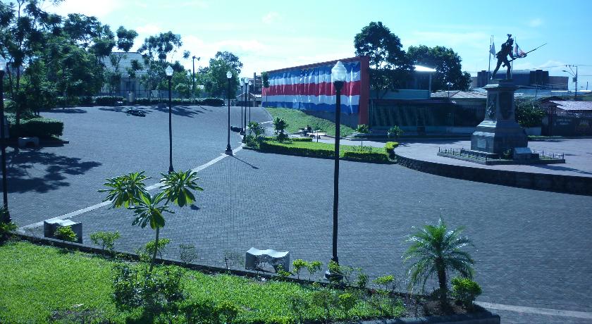 Imagen de los exteriores del Hotel Cala Inn Bandb Airport. Foto 6