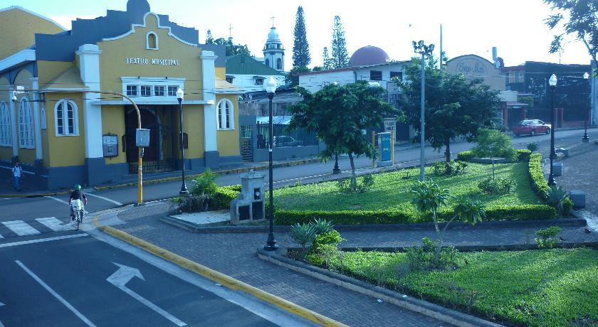 Imagen de los exteriores del Hotel Cala Inn Bandb Airport. Foto 7