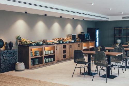 Imagen del bar/restaurante del Hotel Cala Lanuza Suites. Foto 2