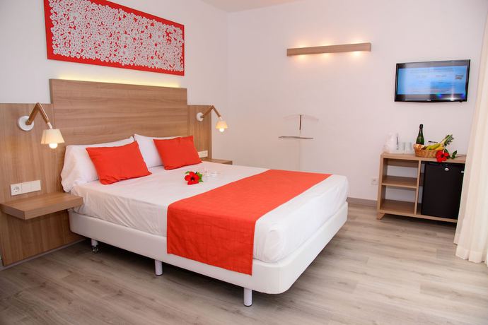Imagen de la habitación del Hotel Cala Llenya Resort Ibiza. Foto 2