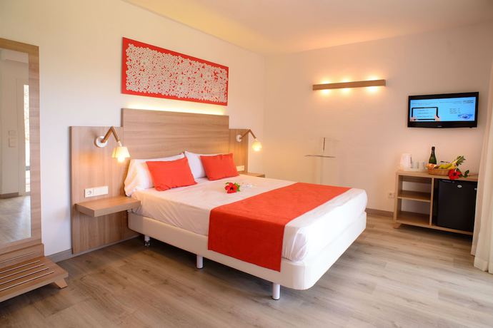 Imagen de la habitación del Hotel Cala Llenya Resort Ibiza. Foto 3