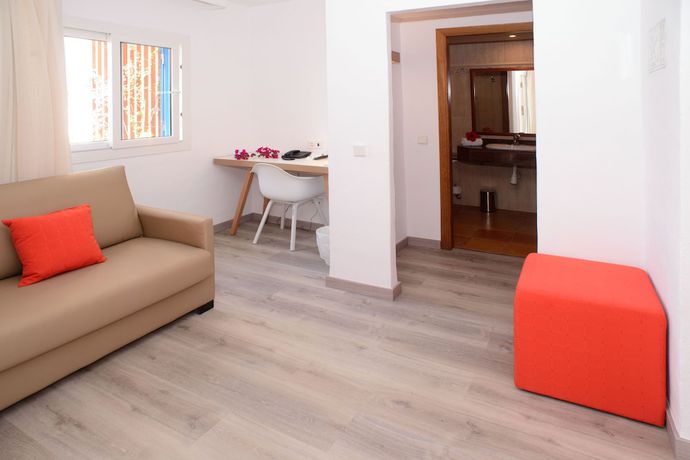 Imagen de la habitación del Hotel Cala Llenya Resort Ibiza. Foto 5