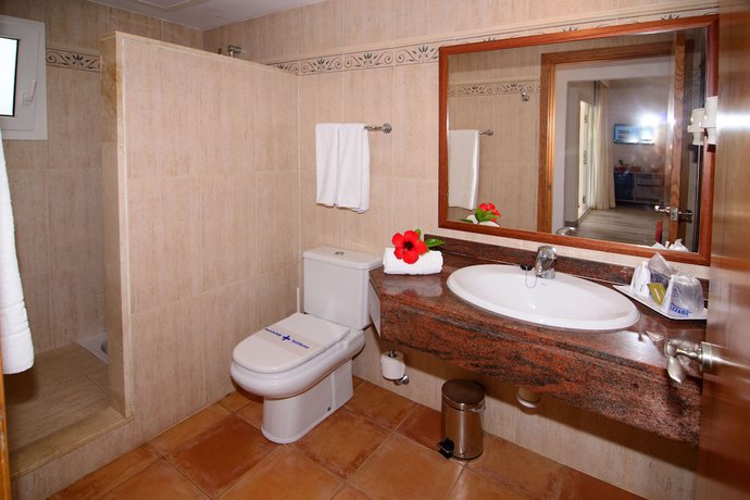 Imagen de la habitación del Hotel Cala Llenya Resort Ibiza. Foto 6