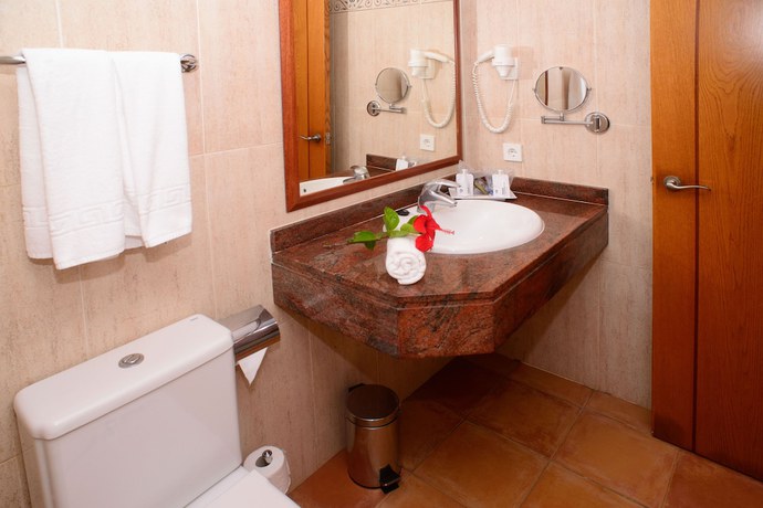 Imagen de la habitación del Hotel Cala Llenya Resort Ibiza. Foto 7