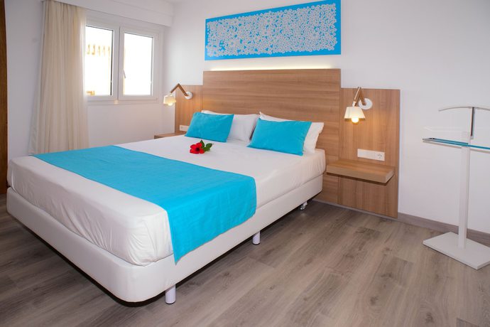 Imagen de la habitación del Hotel Cala Llenya Resort Ibiza. Foto 9