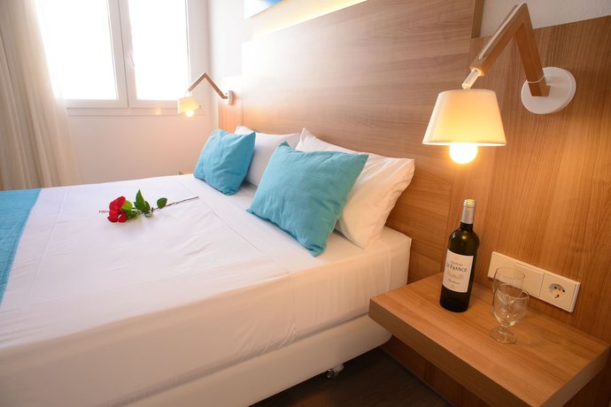 Imagen de la habitación del Hotel Cala Llenya Resort Ibiza. Foto 10