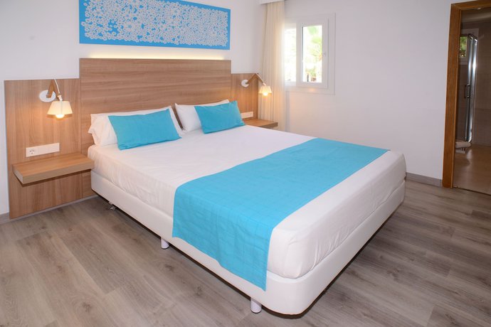 Imagen de la habitación del Hotel Cala Llenya Resort Ibiza. Foto 11