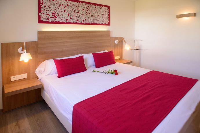 Imagen de la habitación del Hotel Cala Llenya Resort Ibiza. Foto 13