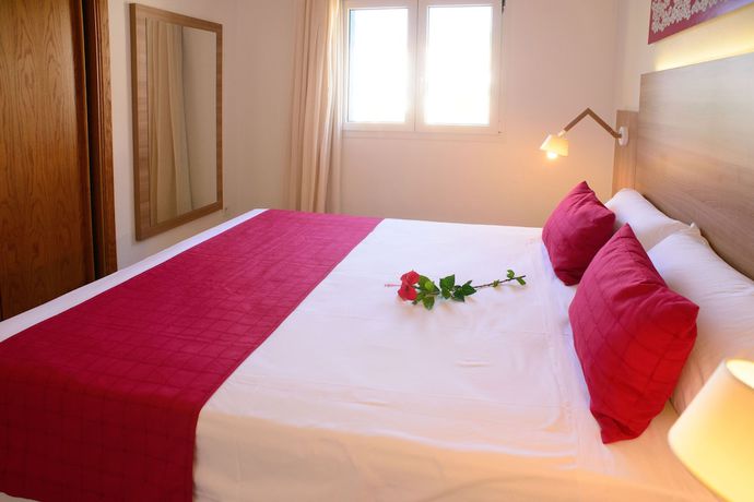 Imagen de la habitación del Hotel Cala Llenya Resort Ibiza. Foto 17