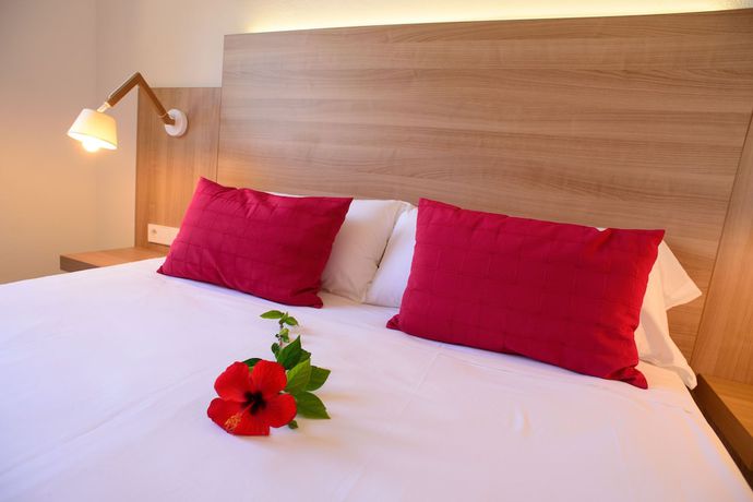 Imagen de la habitación del Hotel Cala Llenya Resort Ibiza. Foto 18