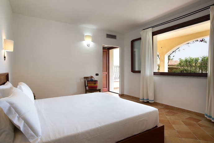 Imagen de la habitación del Hotel Cala Luas Resort. Foto 4