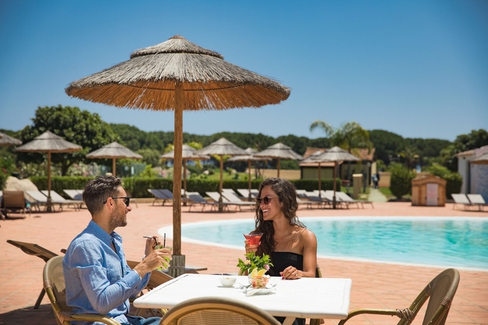 Imagen de la piscina del Hotel Cala Luas Resort. Foto 17