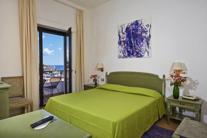 Imagen de la habitación del Hotel Cala Luna. Foto 14