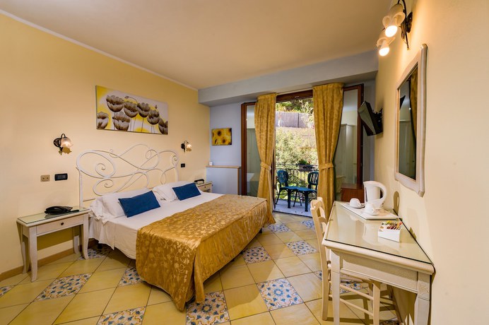Imagen de la habitación del Hotel Cala Marina. Foto 3