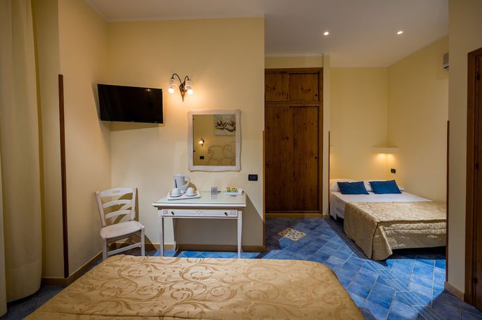 Imagen de la habitación del Hotel Cala Marina. Foto 4