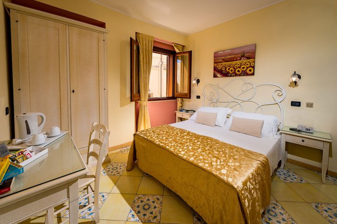 Imagen de la habitación del Hotel Cala Marina. Foto 5
