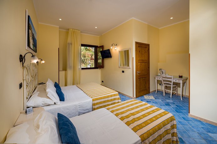 Imagen de la habitación del Hotel Cala Marina. Foto 6