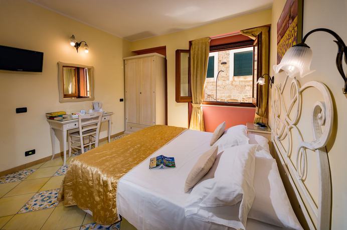 Imagen de la habitación del Hotel Cala Marina. Foto 7