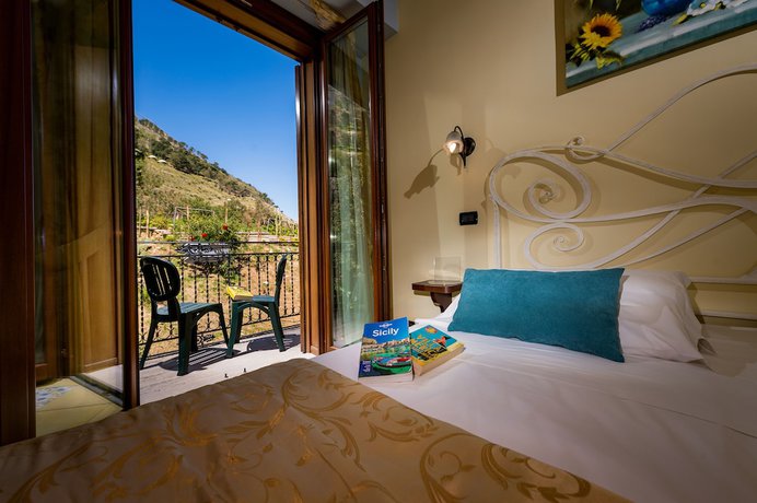 Imagen de la habitación del Hotel Cala Marina. Foto 8