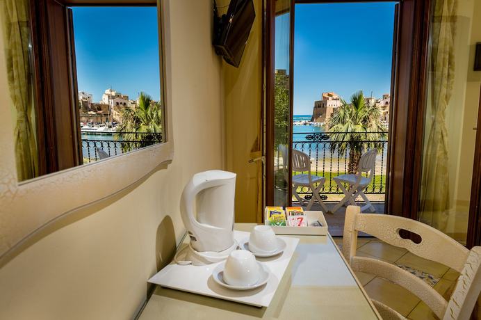 Imagen de la habitación del Hotel Cala Marina. Foto 11
