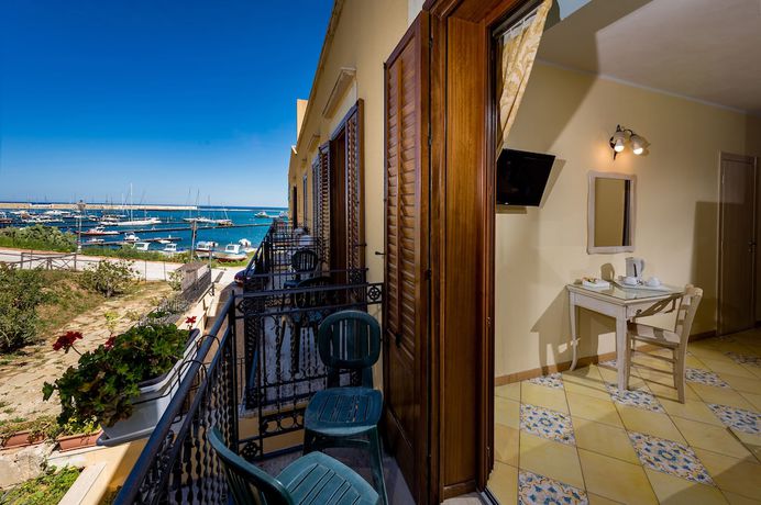 Imagen de la habitación del Hotel Cala Marina. Foto 12