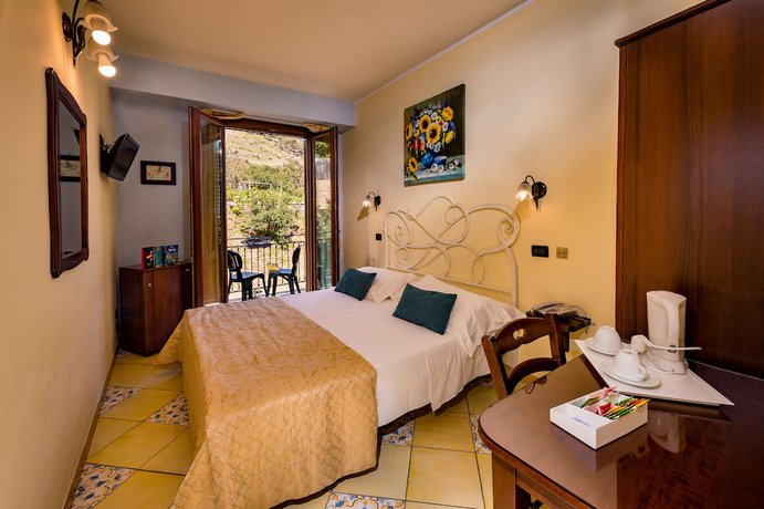 Imagen de la habitación del Hotel Cala Marina. Foto 13