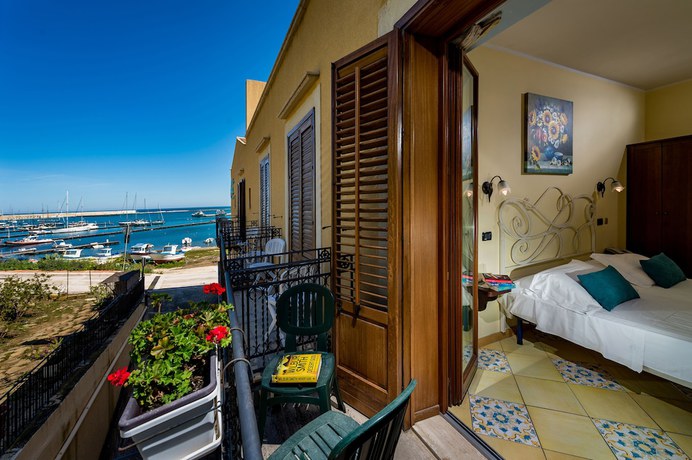 Imagen de la habitación del Hotel Cala Marina. Foto 16