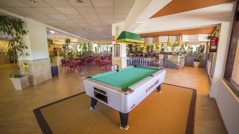 Imagen del bar/restaurante del Hotel Cala San Miguel Hotel Ibiza, Curio Collection by Hilton. Foto 3