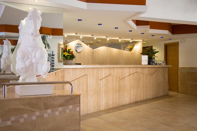 Imagen de los interiores del Hotel Cala San Miguel Hotel Ibiza, Curio Collection by Hilton. Foto 12