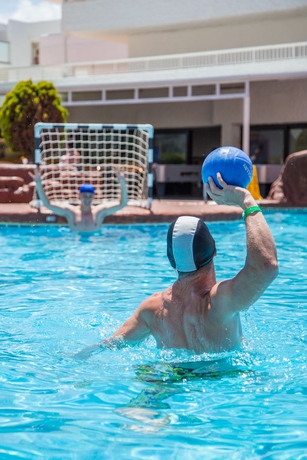 Imagen de la piscina del Hotel Cala San Miguel Hotel Ibiza, Curio Collection by Hilton. Foto 15