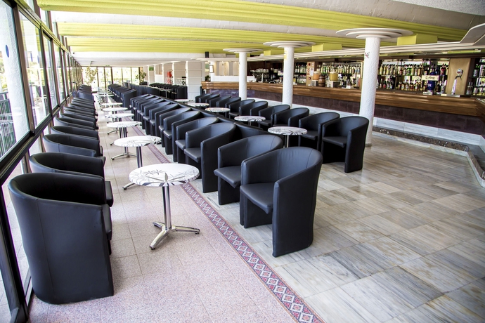 Imagen del bar/restaurante del Hotel Cala San Miguel Ibiza, Curio Collection by Hilton. Foto 4