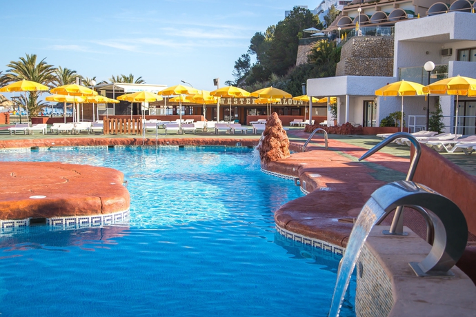 Imagen de la piscina del Hotel Cala San Miguel Ibiza, Curio Collection by Hilton. Foto 13