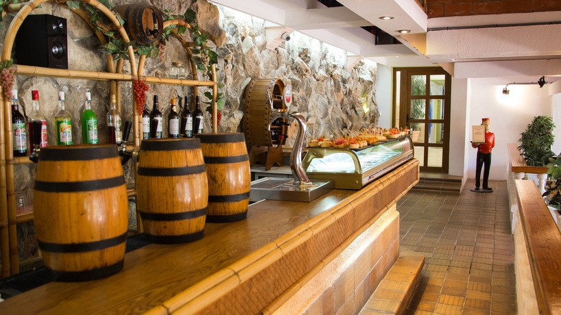 Imagen del bar/restaurante del Hotel Cala San Miguel Ibiza, Curio Collection by Hilton. Foto 5