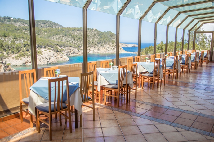 Imagen del bar/restaurante del Hotel Cala San Miguel Ibiza, Curio Collection by Hilton. Foto 6