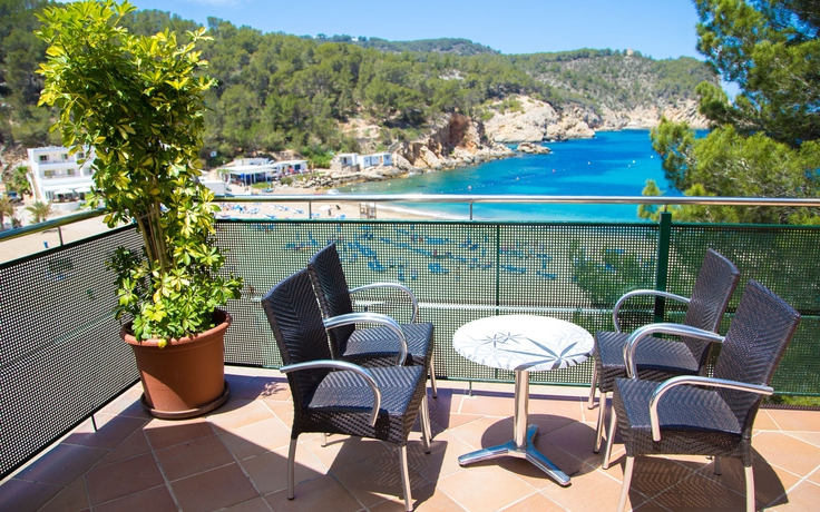 Imagen del bar/restaurante del Hotel Cala San Miguel Ibiza, Curio Collection by Hilton. Foto 7