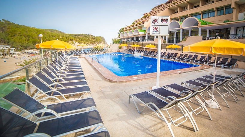 Imagen de la piscina del Hotel Cala San Miguel Ibiza, Curio Collection by Hilton. Foto 14