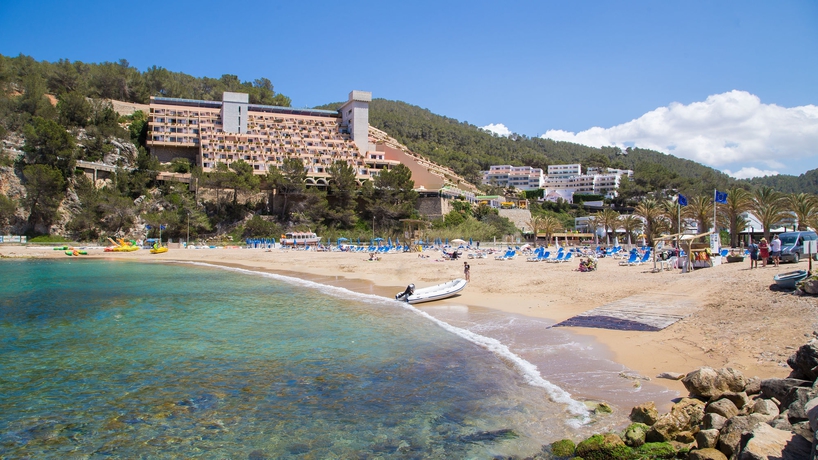 Imagen de los exteriores del Hotel Cala San Miguel Ibiza, Curio Collection by Hilton. Foto 10