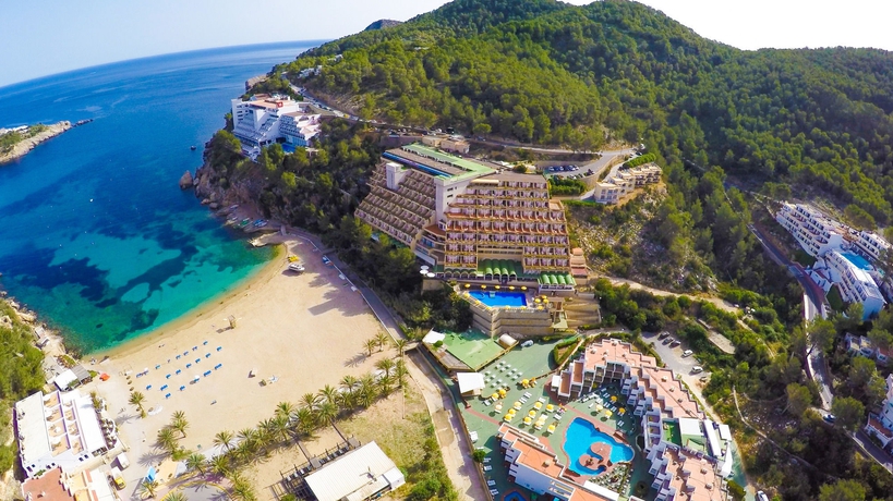 Imagen general del Hotel Cala San Miguel Ibiza, Curio Collection by Hilton. Foto 2