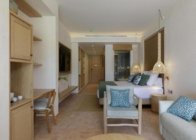 Imagen de la habitación del Hotel Cala San Miguel Ibiza Resort, Adults only, Curio Collection by Hilton. Foto 10