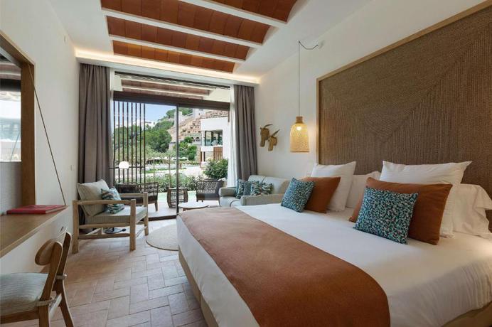 Imagen de la habitación del Hotel Cala San Miguel Ibiza Resort, Adults only, Curio Collection by Hilton. Foto 11