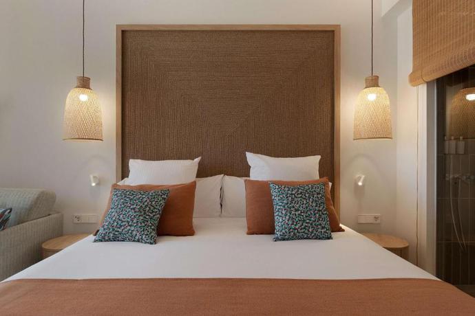 Imagen de la habitación del Hotel Cala San Miguel Ibiza Resort, Adults only, Curio Collection by Hilton. Foto 12