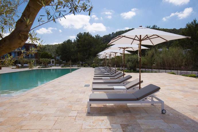 Imagen de la piscina del Hotel Cala San Miguel Ibiza Resort, Adults only, Curio Collection by Hilton. Foto 17