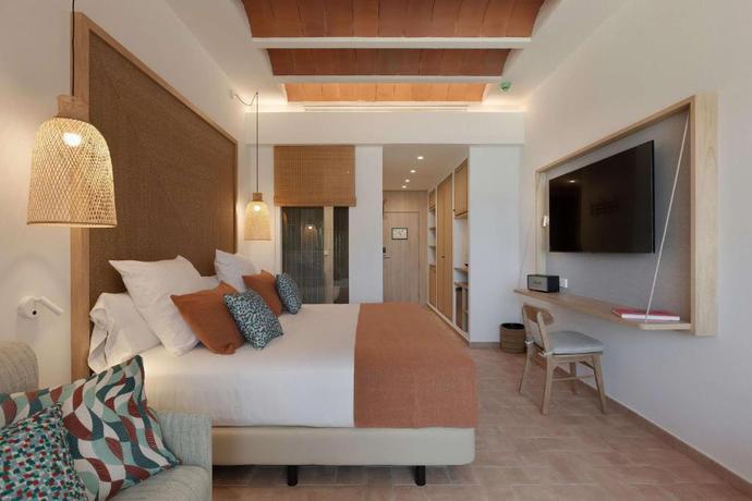 Imagen de la habitación del Hotel Cala San Miguel Ibiza Resort, Adults only, Curio Collection by Hilton. Foto 13