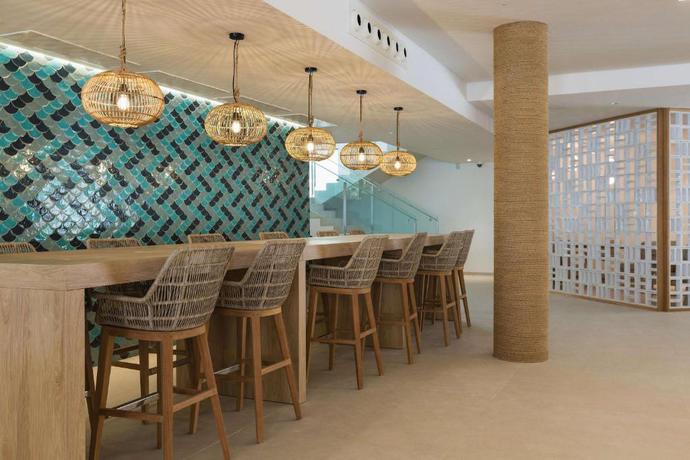 Imagen del bar/restaurante del Hotel Cala San Miguel Ibiza Resort, Adults only, Curio Collection by Hilton. Foto 6