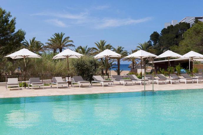 Imagen de la piscina del Hotel Cala San Miguel Ibiza Resort, Adults only, Curio Collection by Hilton. Foto 18