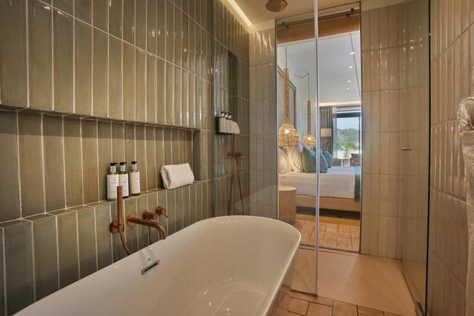 Imagen general del Hotel Cala San Miguel Ibiza Resort, Adults only, Curio Collection by Hilton. Foto 3