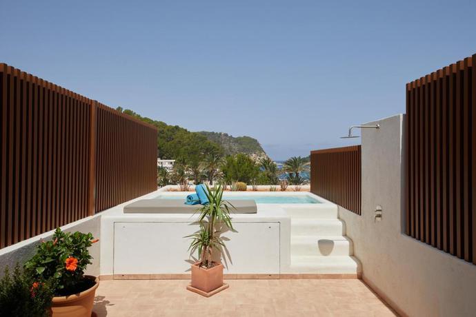 Imagen general del Hotel Cala San Miguel Ibiza Resort, Adults only, Curio Collection by Hilton. Foto 4